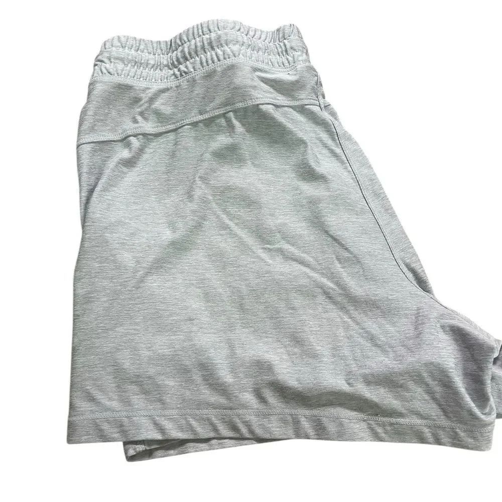 Reebok ladies Light Gray Athletic Shorts perfect like new size large